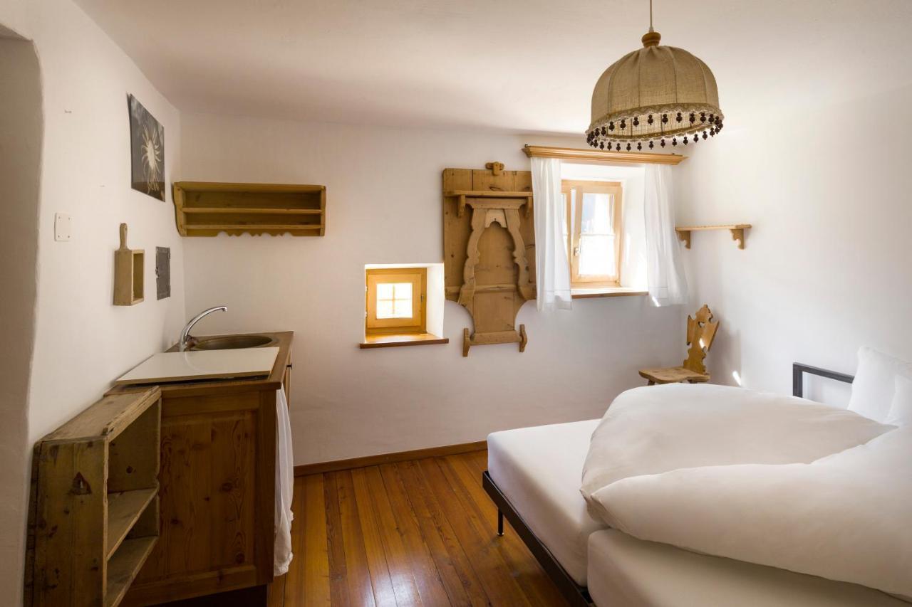 Hotel Chasa Chalavaina ミュスタイア 部屋 写真